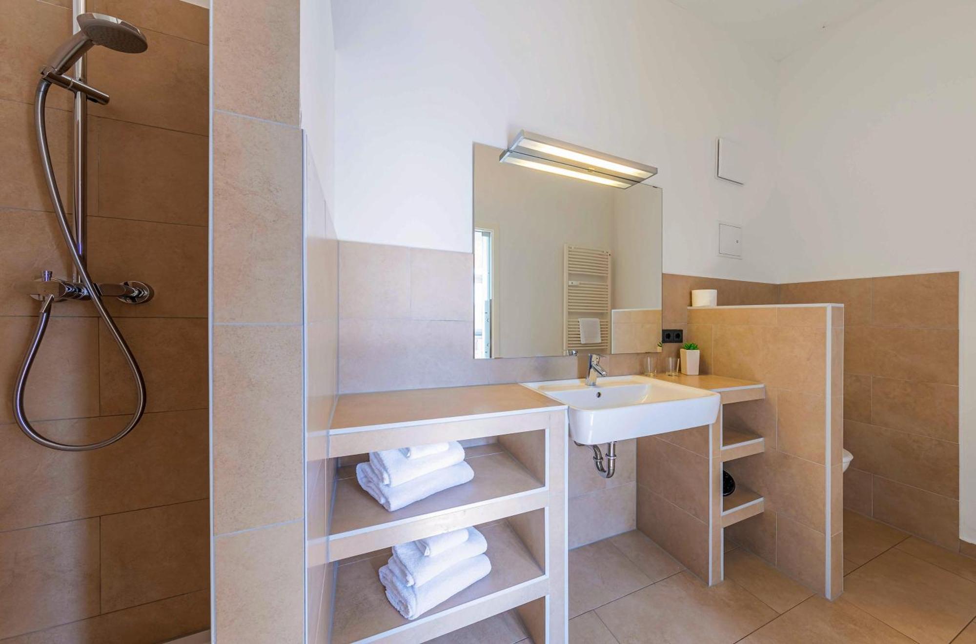 Altstadtapartment Carli- Komfortable Ferienwohnung Im Herzen Von Waren Bagian luar foto